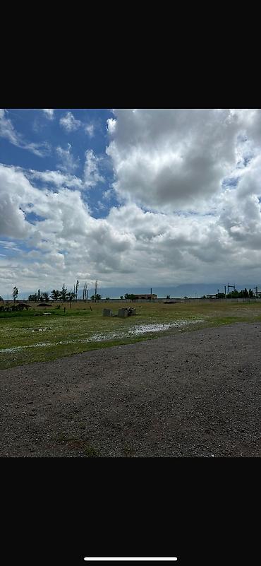 Продажа коттеджей и домов: Продам большой участок с домом в два этажатерритория 2 га,есть — 7