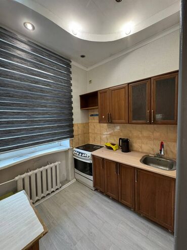 аренда помещения на ошском рынке: 3 комнаты, 65 м², Сталинка, 3 этаж, Косметический ремонт