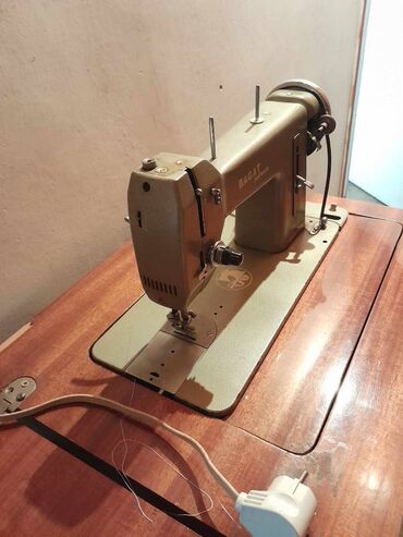 Sewing Machines & Overlocks: Bagat sivaca masina kabinet ispravna, na struju i nozni pogon, na