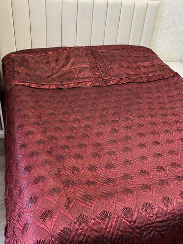 подушки смайлики: Продаю покрывало для спальни с двумя наволочками для подушки. Почти