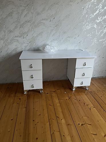 Masalar: Ağ rəngli masa/komod tipli iş masası - Dizayn: Minimalist, parlaq ağ — 1