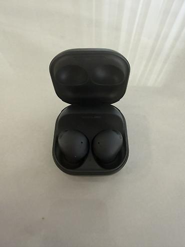 galaxy buds: Samsung Galaxy Buds seriyasının simsiz qulaqlıq qutusu (şarj — 2