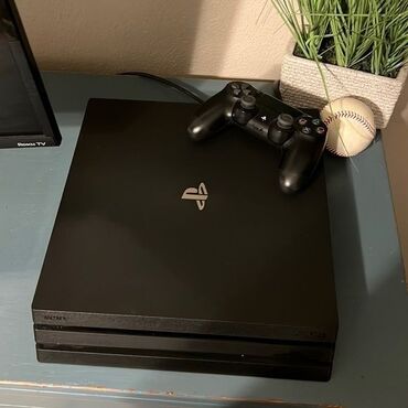 oyun konsolari: İdeal vəziyyətdə PlayStation 4 Pro(1TB) modeli və yanında 2 ədəd