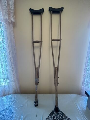 Нитриловые перчатки: Taxta qoltuqağacı dəsti - Material: bərk ağac konstruksiya, klassik V