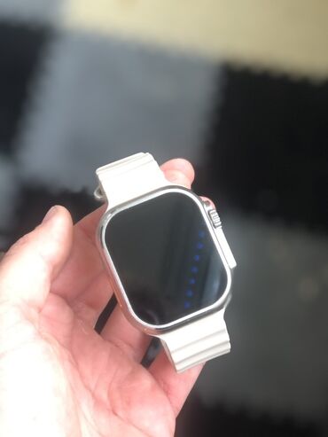 Apple Watch: Современные смарт-часы в серебристом корпусе с белым ремешком