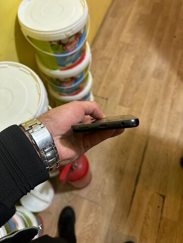 Digər mobil telefonlar: Smartfon – damcı formalı ön kamera çıxıntısı olan böyük ekranlı model — 9