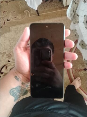телефон fly ff241: Qara rəngdə bu smartfon müasir dizaynı və funksionallığı ilə diqqət
