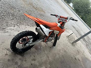 мото ролик: Эндуро/кроссовый мотоцикл в стиле KTM (оранжевый пластик), двигатель — 1