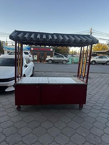 мобильный стенд: Передвижная торговая стойка/островок с декоративной крышей есть 2шт — 1