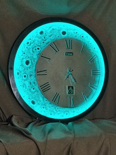 Sifarişlə əl işləri: 3d baralyef əl işi Saat və ayın birlikdə ahəngi Tamamilə əl işidir — 3