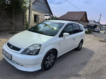 диск bbs: Белый минивэн Honda Stream с обвесом. Автомобиль оснащен тонированными