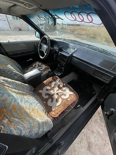 авто ижара: Audi 100: 1985 г., 2.2 л, Кол менен иштөөчү, Бензин, Седан — 5