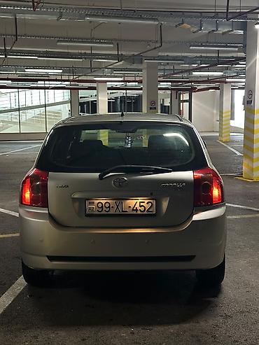 Toyota: Toyota Corolla hatchback (E120), gümüşü rəng. - Kuzov: 5 qapılı — 2