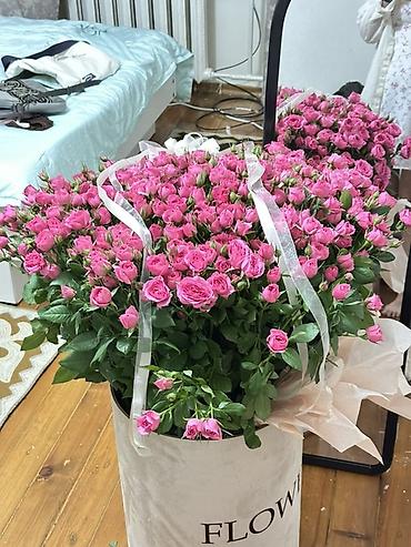 букеты в коробках: Большая композиция из розовых кустовых роз в белой велюровой шляпной — 1