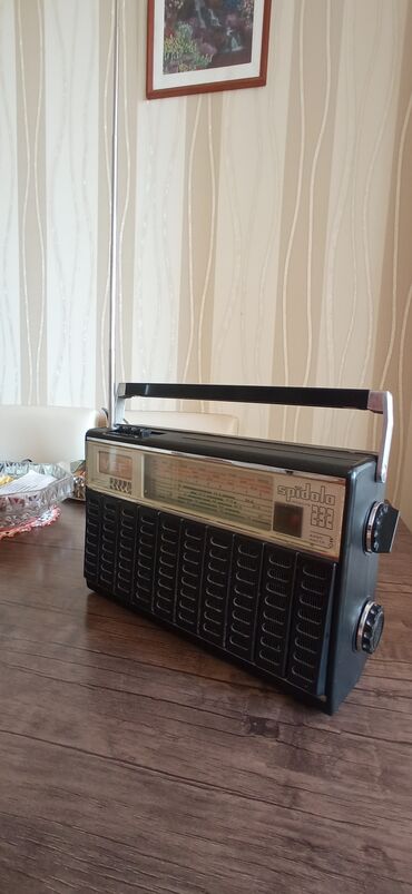 ses gucledirici: Ретро радио в идеальном состояние работает!