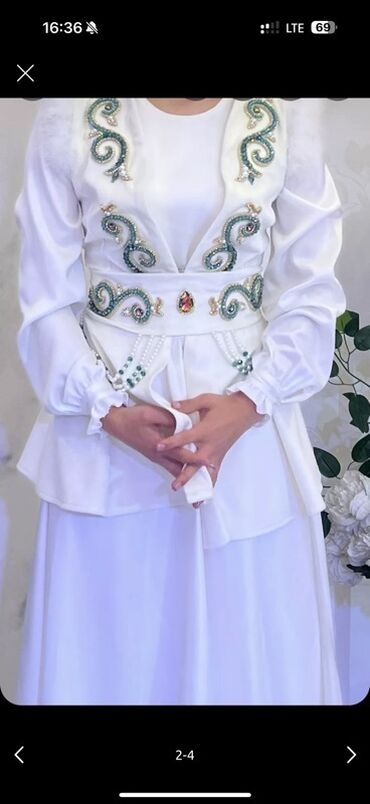 прокат национальных костюмов для детей: Национальное праздничное платье в белом цвете с украшенным жилетом. -