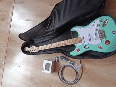примочки для акустической гитары: Elektrik gitara seti - Korpus: Strat tipli, açıq yaşıl rəng, ağ