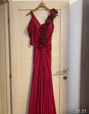 Elegantna večernja haljina u boji tamnog crvenog vina. Duga, lepršava — 1