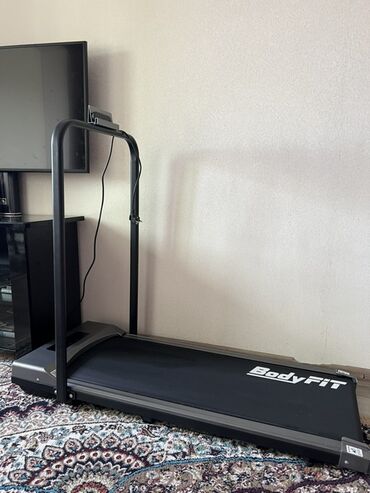 trenajor qiymetleri: BodyFit markalı qara rəngli qaçış trenajoru. Üzərində zaman, sürət