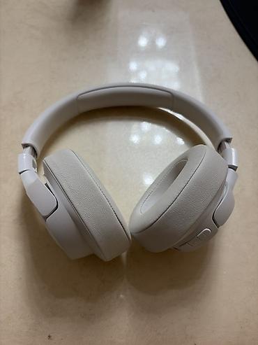 jbl колонки в баку: JBL over-ear qulaqcıq, ağ rəng. Xüsusiyyətlər: - Simli qoşulma: USB-A — 2