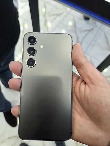 video isiq: Smartfon – metal çərçivəli, şüşə arxalı, düz kənarlı korpus. Ön — 5