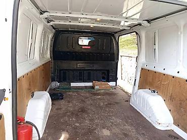 Ford: Ford Transit yük furgonu - Kuzov: ağ rəng, iki arxa qapı tam açılan — 2