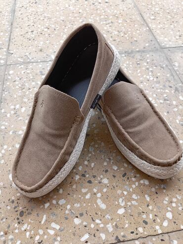 qaqa geyimi: Bej rəngdə, rahat və dəbli slip-on ayaqqabılar. Yüngül və rahat
