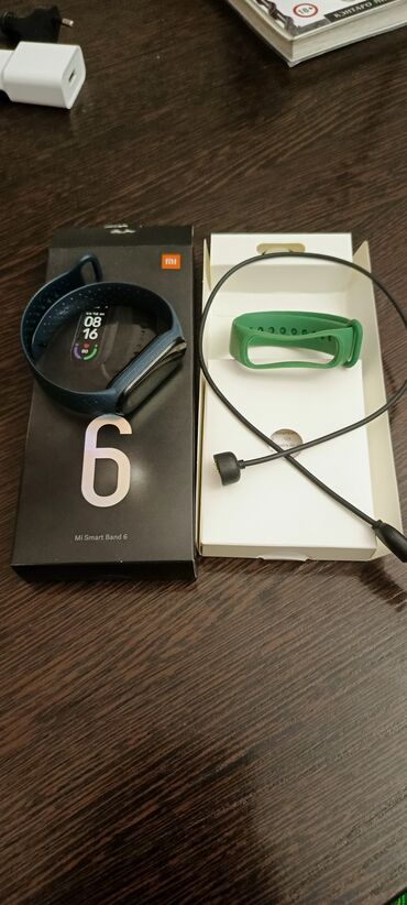 повербанк ми: Mi band 6, работает отлично, батарейку держит 20 дней, есть потёртости