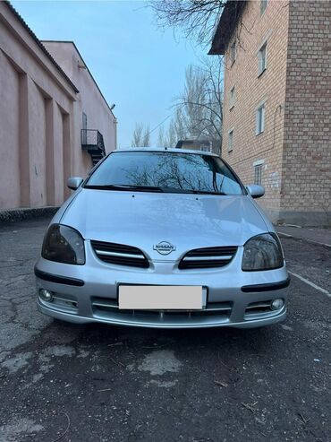 мерседес 124 с: Nissan Almera Tino, компактвэн/5‑дверный хэтчбек серебристого цвета