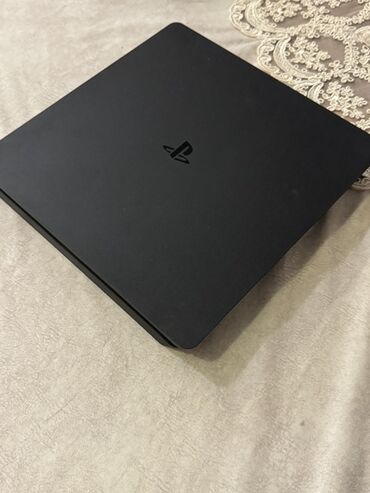 PS2 & PS1 (Sony PlayStation 2 & 1): Sony PlayStation 4 Slim oyun konsolu – qara 1ci el 2 costik ustunde