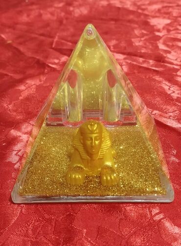 suvenirler satisi: Piramida Sfinks formasında qələm üçün dayaq satılır. Tərkibi suludur