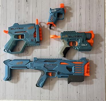 Digər oyuncaq silahlar: Nerf Elite 2.0 oyuncaq blaster dəsti. Şəkildə 4 fərqli Nerf modelı — 1