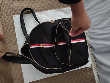 барсетки томми: Рюкзак Tommy Hilfiger, черный, классический городской стиль. - — 1