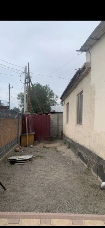 срочно продаю дом токмаке: 75 м², 4 комнаты, Парковка, Забор, огорожен