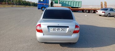 Digər avtomobillər: Avtomobil: sedan kuzovlu, gümüşü rəng. Xarici xüsusiyyətlər: - Kompakt — 5