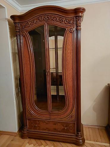 Klassik üslubda vitrin şkaf - Material: təbii ağac əsaslı, yüksək