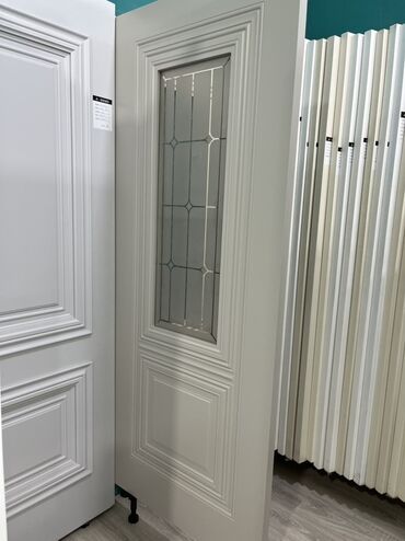 taxta reyka qiymeti: Ağ rəngdə, şüşəli daxili qapı. Qapının üzərində dekorativ naxışlar