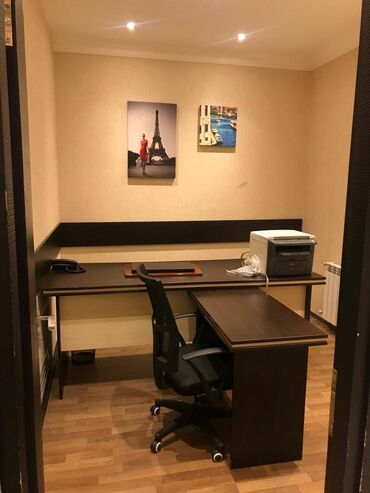 Ofislər: Gənclik metrosuna yaxın yol kənarı ümumi sahəsi 220 kv,m olan — 4