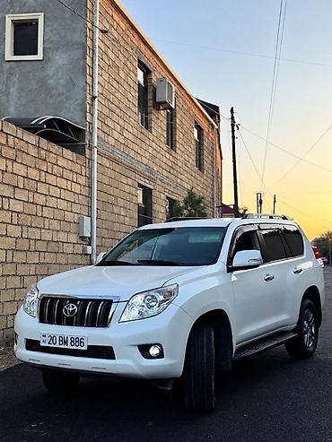 Toyota: Toyota Land Cruiser Prado – ağ rəngli, 5 qapılı SUV. Xüsusiyyətlər: - — 1
