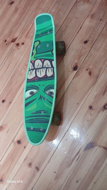 Roliklər: Plastik gövdəli penny board/mini skeytbord. Xüsusiyyətlər: - Rəng