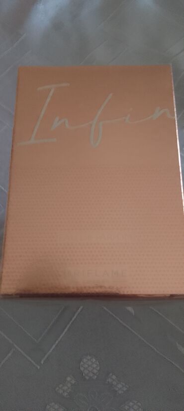 jakne za trudnice h: Kutija za kozmetiku Oriflame Infinite, dizajnirana u modernoj boji