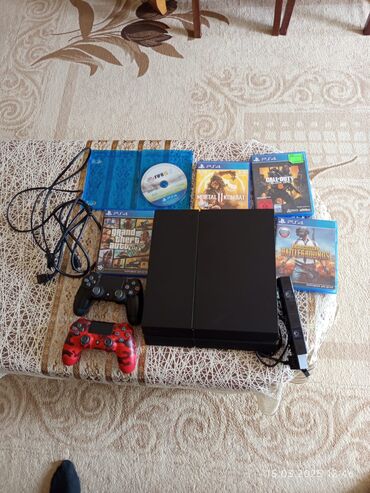 PS4 (Sony PlayStation 4): PlayStation 4 oyun konsolu, iki ədəd Dualshock 4 oyun paneli və bir