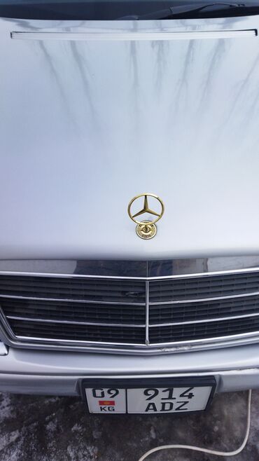 продаю стрим: Автомобиль Mercedes-Benz E-класса в серебристом цвете. Этот седан