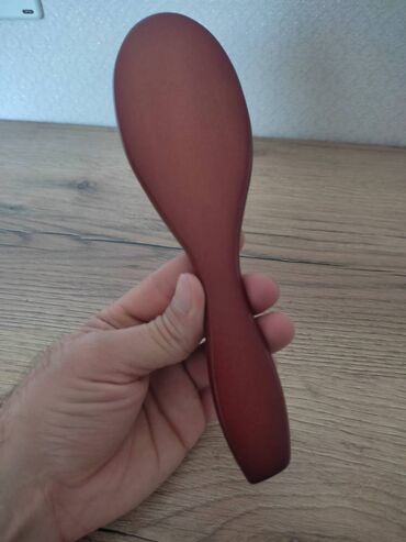 Saç aksesuarları: Daraq. Saçları düz edir. Ümumi 22 sm, fırça hissəsi 10 sm, 6 sm eni — 8