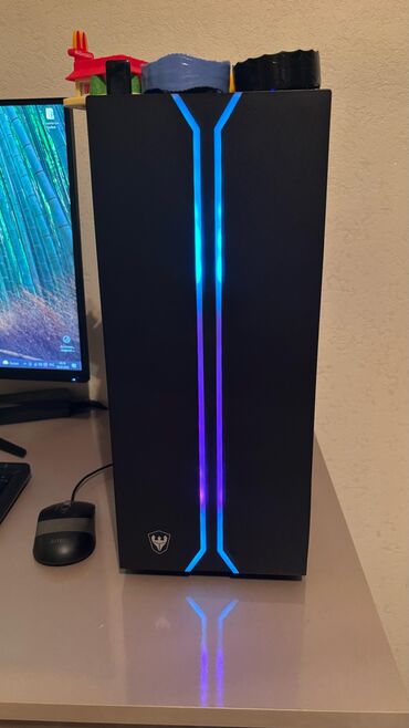 Аксессуары для ПК: RGB işıqlandırmalı və şəffaf yan panelli qara rəngdə masaüstü kompüter