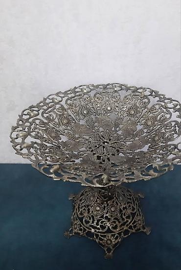 Metal dekorativ meyvə qabı – ayaqlı, krujevari naxışlı - Material