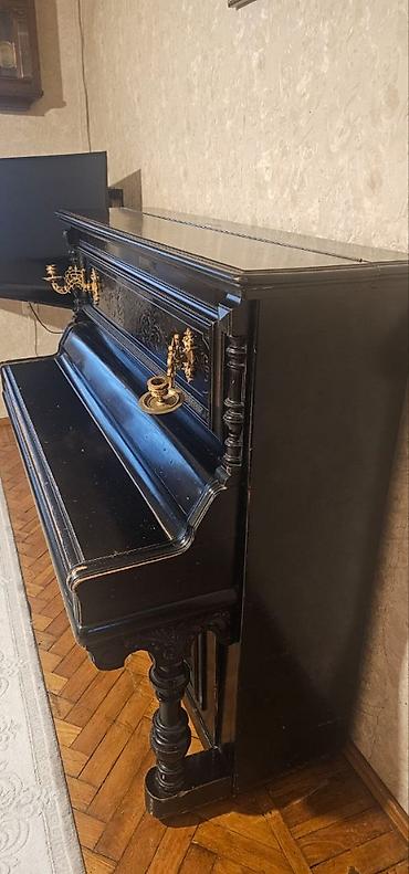elektro gitarlar: Klassik upright piano – C. L. EPPENBERG, S. Petersburg yazılı loqo — 2