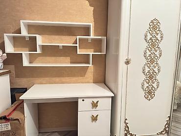 kepenek: Ağ rəngdə iş/oxu masası və divar rəfi dəsti - Material: laminat/MDF — 1