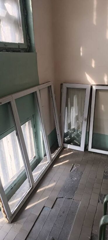 крестовину для кресла: Продаю пластиковое окно Б/у. размер: ширина 1.71 высота 1.32