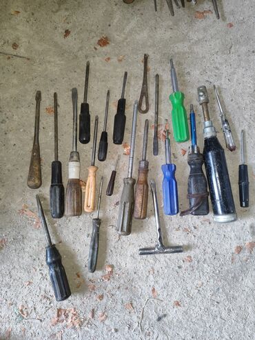 Наборы инструментов: Инструменты советские - молотки по 200 сом; ножницы по металлу большие — 5